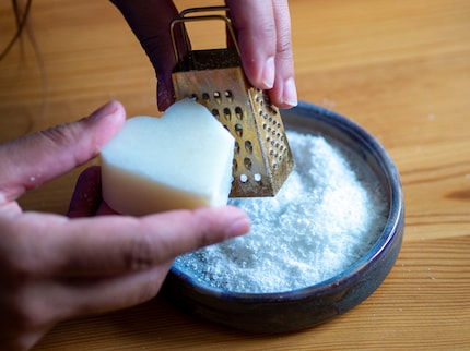 À ne pas confondre avec du parmesan ! Plus le savon est petit, plus il se dissout facilement dans l’eau.