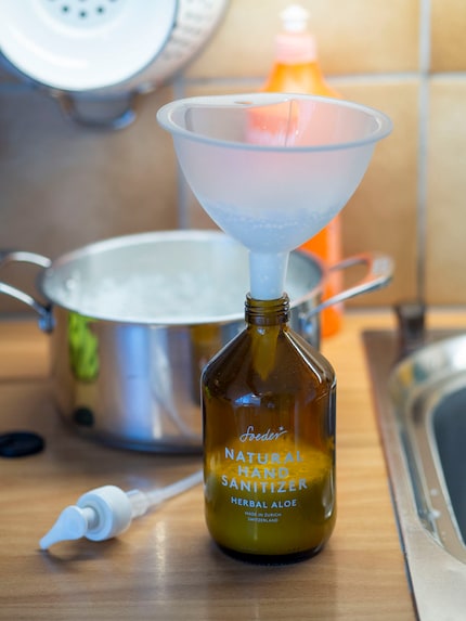 L’entonnoir permet d’introduire le savon dans le flacon rechargeable.