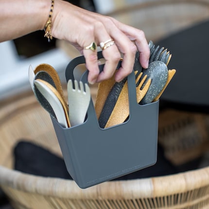 Avec de tels supports d’ustensiles de cuisine, vous rangez le plan de travail en un clin d’œil.