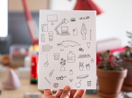 Normalement, mon bureau est rangé. Tous les objets qui traînent sont en fait des modèles pour mes dessins. Je suis une personne ordonnée, je vous assure.