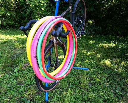 Check out all these colours! Pepis Tire Noodles come in a a variety of bright colours for numerous applications. From left to right: yellow (Super Rokk Line) = e-bikes and downhill mountain bikes, pink (R-Evolution) = regular bikes/light e-bikes, green (gravel sport), red (asphalt) race bikes.