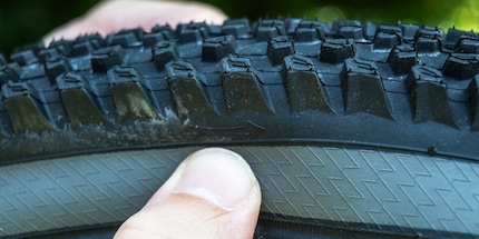 A small but crucial detail: you have to take the tyres’ directional tread into account when mounting them to the wheel rims.