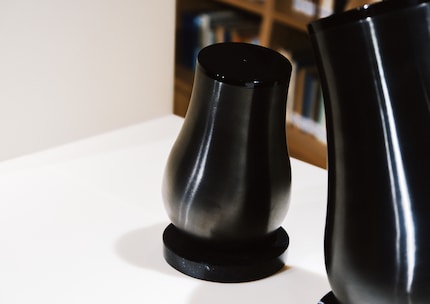 The gently shaped urn by Giulio Lacchetti sits on a marble base and can be staged in different ways.