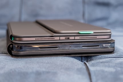 La housse Zagg (en dessous) est deux fois plus épaisse que le Flip Folio.