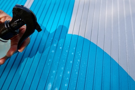 Spray on, wait and rub dry - cleaning takes place in three steps and requires little time.
