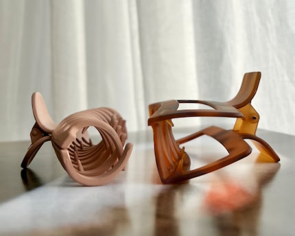 Il y a beaucoup moins de place pour les cheveux dans la pince beige.