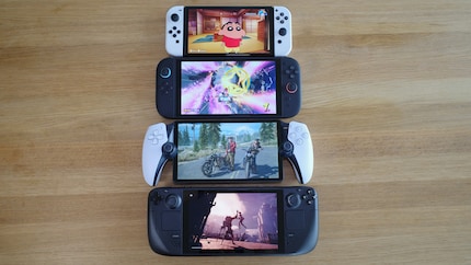 Comparaison de la taille des consoles portables. De haut en bas : Switch OLED, Switch 2, PlayStation Portal, Steam Deck.