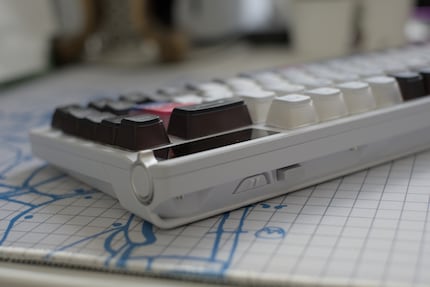 Le dongle pour la connexion sans fil se range à l’arrière-droite du boîtier quand il n’est pas en utilisation.