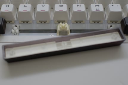 ASUS a même placé des matériaux isolants sous et dans la barre d’espacement.