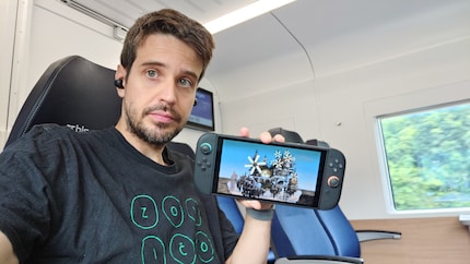En mode portable, j’aimerais plus de luminosité. Dans ce train pas trop éclairé, je suis satisfait de l’écran.