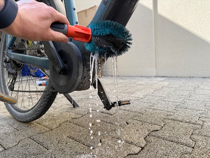 If you clean the bike from below, the water also flows downwards.