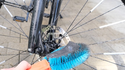 First of all, I would like to clean the dirty spokes with the hard brush. But the soft foam inevitably also comes into contact with the dirt.