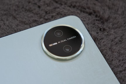 Le module de caméra sobre cache des lentilles de pointe.