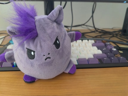 Tandis que ma peluche se plaint de l'enchevêtrement des câbles, je me réjouis de la douceur du bokeh.