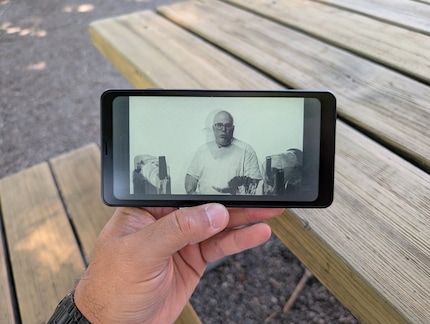 Voici un exemple de ghosting lors de la lecture d’une vidéo : l’image précédente est encore visible.