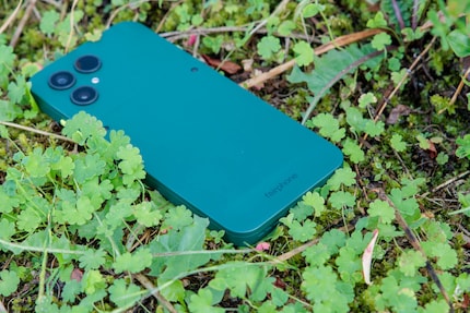 L’inscription Fairphone se trouve dans le creux en bas de la face arrière.