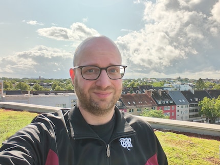La lumière directe du soleil pose encore problème à l’appareil photo frontal.