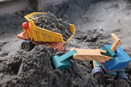 Old dream duo: Fisher-Price lorry and Lena Robust excavator.