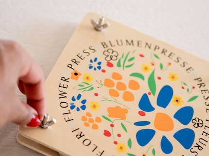 Plus les vis sont serrées, plus les fleurs séchées seront plates.