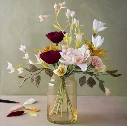 Voici un magnifique bouquet de fleurs en papier crépon. 