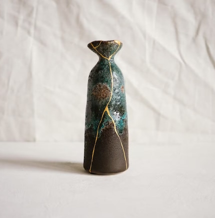 The Japanese repair method «Kintsugi» makes these ceramics look even more unique. What appears as imperfection actually highlights their beauty.