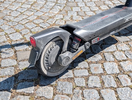The suspension is pushed to its limits on cobblestones.