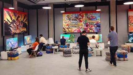 Folks at the preview event, laser-focused on Donkey Kong Banaza