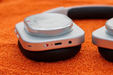 Le chargement se fait par USB-C et le son passe par la prise jack.