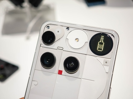 Le Phone (3) peut faire tourner une bouteille virtuelle.
