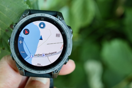 Grâce aux cartes préinstallées et au GPS multibande, la navigation est précise. Vous pouvez afficher le chemin vers le café le plus proche ou utiliser la boussole pour déterminer un cap.