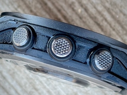 Vous pouvez choisir de contrôler la montre avec les boutons ou l'écran tactile. J'apprécie particulièrement les boutons dans l'eau et dans l'obscurité.