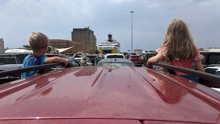 Devant le ferry, il y a encore des embouteillages, presque comme avant.