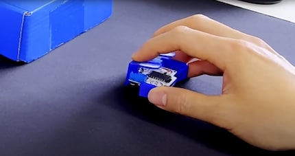 YouTuber Juskim tests his self-built mini gaming mouse.