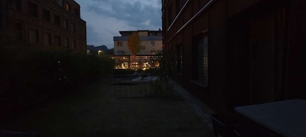 Lorsque la luminosité est faible, les appareils photo des deux téléphones sont vite dépassés.