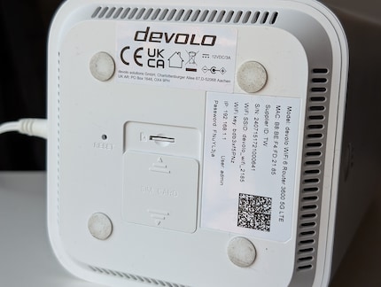 Le port de la carte SIM et les instructions pour accéder au WiFi préconfiguré se trouvent en dessous.