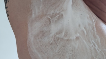Que ce soit en haut ou en bas, il est important d’appliquer une couche épaisse de mousse à raser.