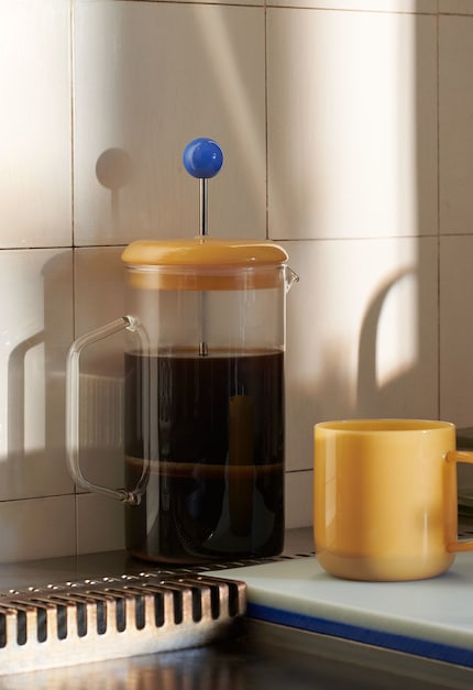 The French press brewer made of borosilicate glass is nice and colourful.