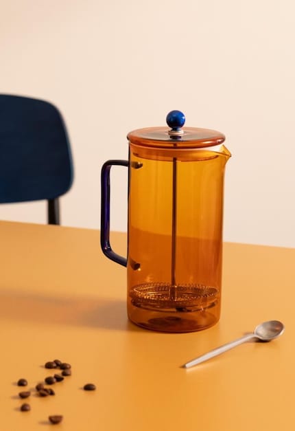 Thanks to its modern design and sturdy borosilicate glass, the Ambar Collection French press adds a stylish accent to any room.
