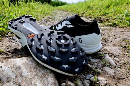 Les crampons en caoutchouc adhérents offrent un maintien dans toutes les directions.