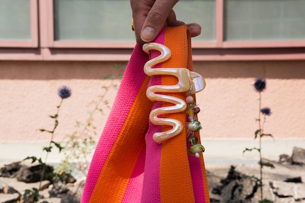 La création de Laura est particulièrement bien mise en valeur sur son sac coloré.