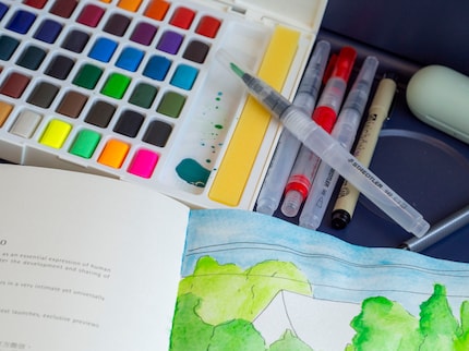 Je mets dans mon sac à dos : pinceau à eau, boîte de peinture aquarelle, carnet de croquis et fineliner. 