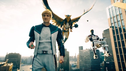 Des personnages débarquent de nulle part et sans explication aucune, comme Guy Gardner, un Green Lantern, Hawkgirl et Mister Terrific.