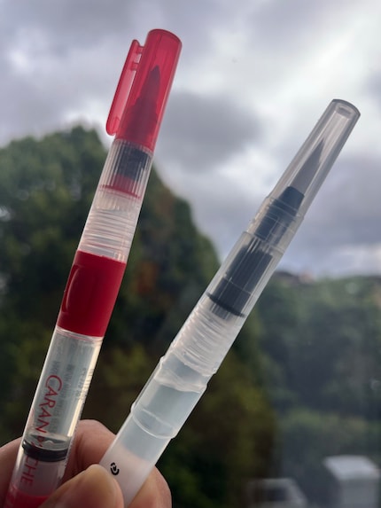 Two brushes with water reservoir. The one from Caran d'Ache (left) is easier to fill on the go than the one from Staedtler (right).
