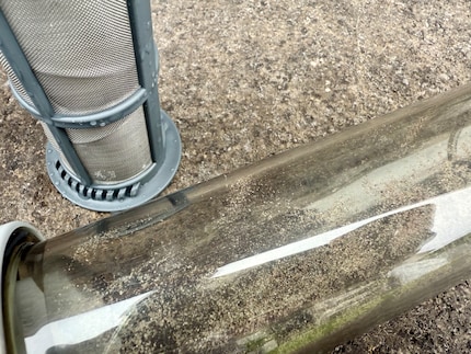 Un sable trop fin s'échappe du filtre.