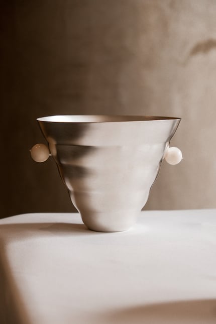 Lives from the conical silhouette, the grooves, but above all from the recycled balls: Vaso Michelin.