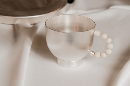 The Perlina cup combines a slender shape with decorative natural stones.