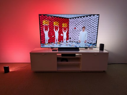 Philips Hue avec un luminaire au sol et un autre sur le meuble télé.