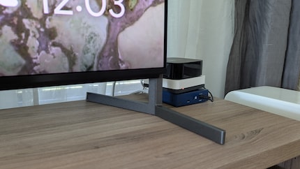 Il y a environ sept centimètres d'espace entre le bord inférieur du téléviseur et le pied du meuble. Cela devrait suffire pour la plupart des barres de son.