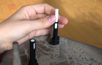 Dessous chaque pot se trouvent des mèches qui tirent l'eau du réservoir.