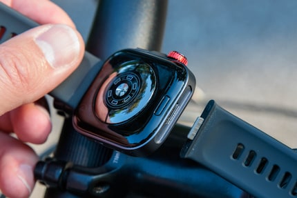 The wristband can be changed without tools.